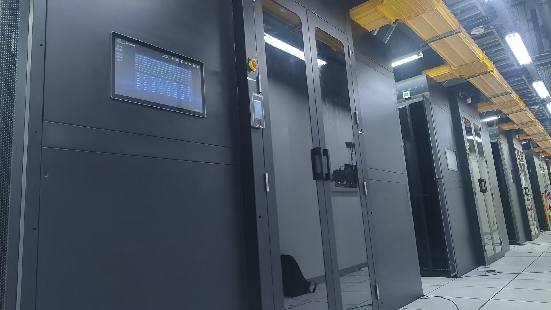 TD215E电脑一体机 用在数据中心微模块1-娟.jpg