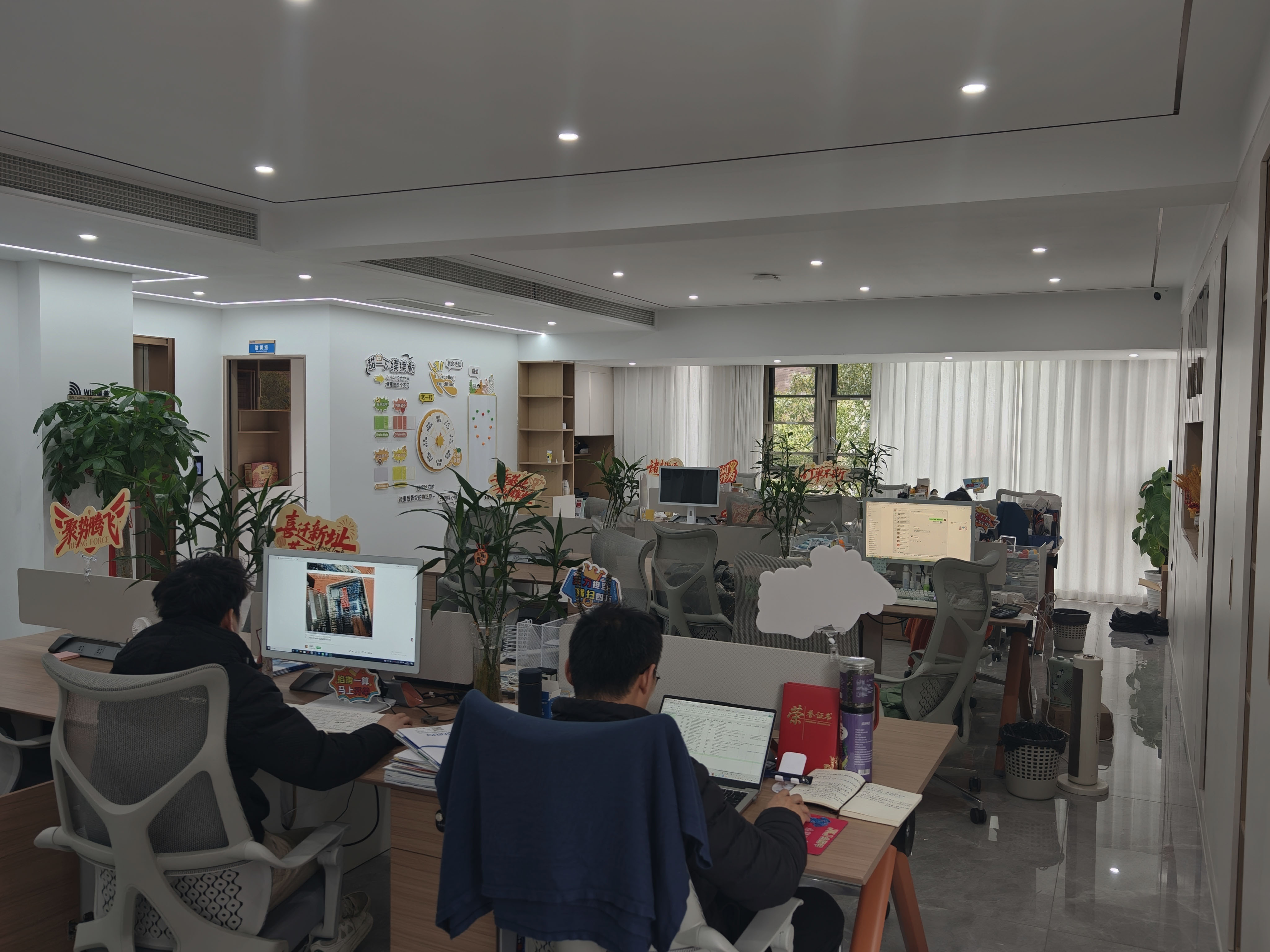 工位办公.jpg